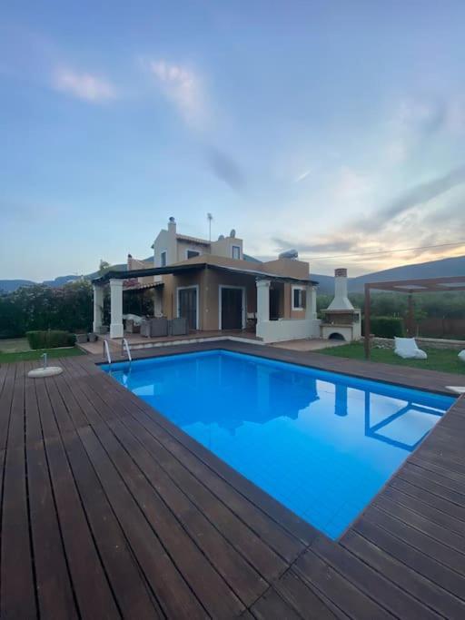 Georges Villa Galaxidi, Family, Pool And Garden Eksteriør billede