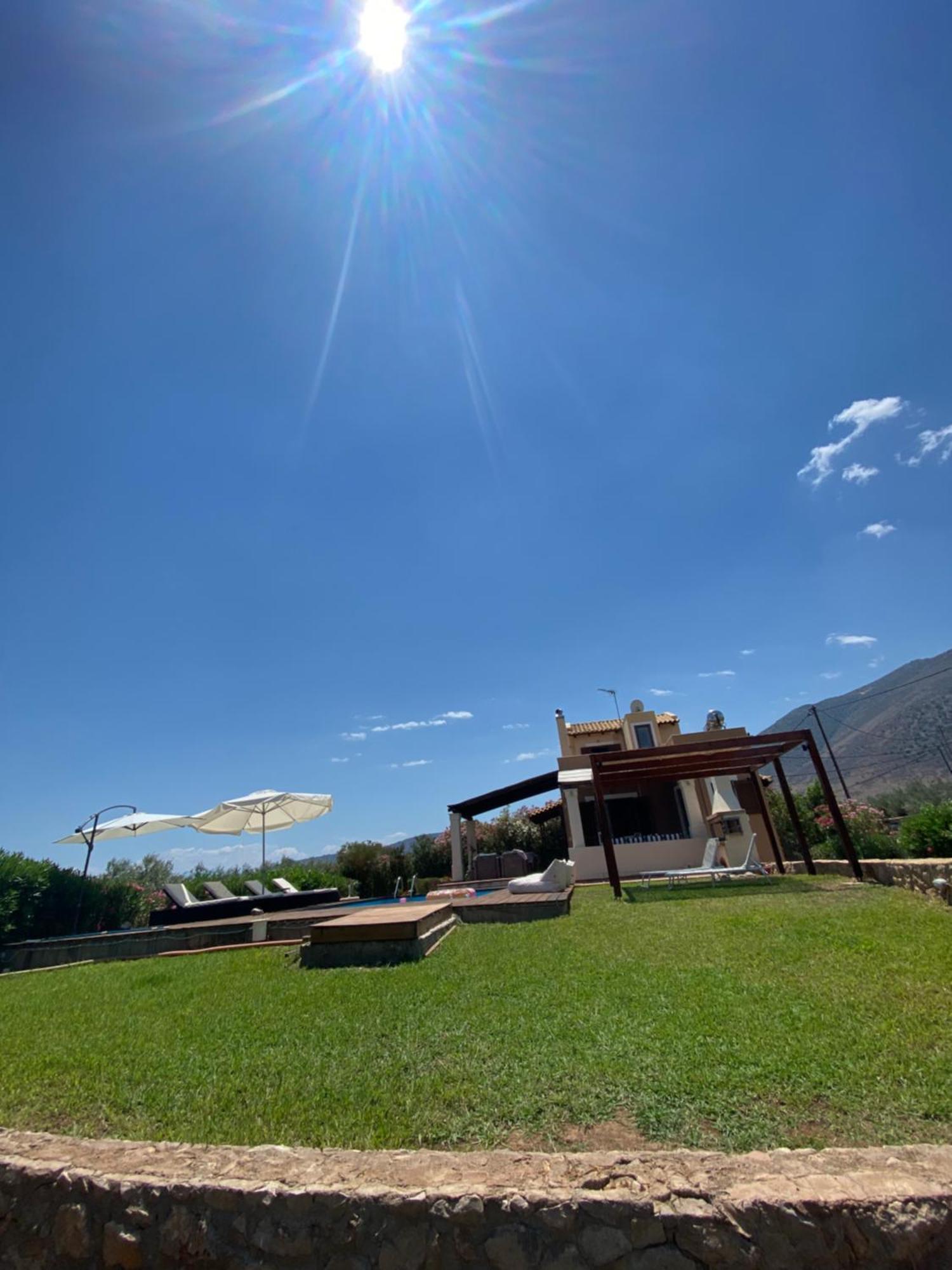 Georges Villa Galaxidi, Family, Pool And Garden Eksteriør billede